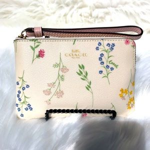Coach - Corner Zip Wristlet - Wildflower P…
